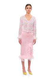 ピンクのハンドメイド ニット セーター、袖口に取り外し可能な羽根のディテールとパール ボタンが付いています。