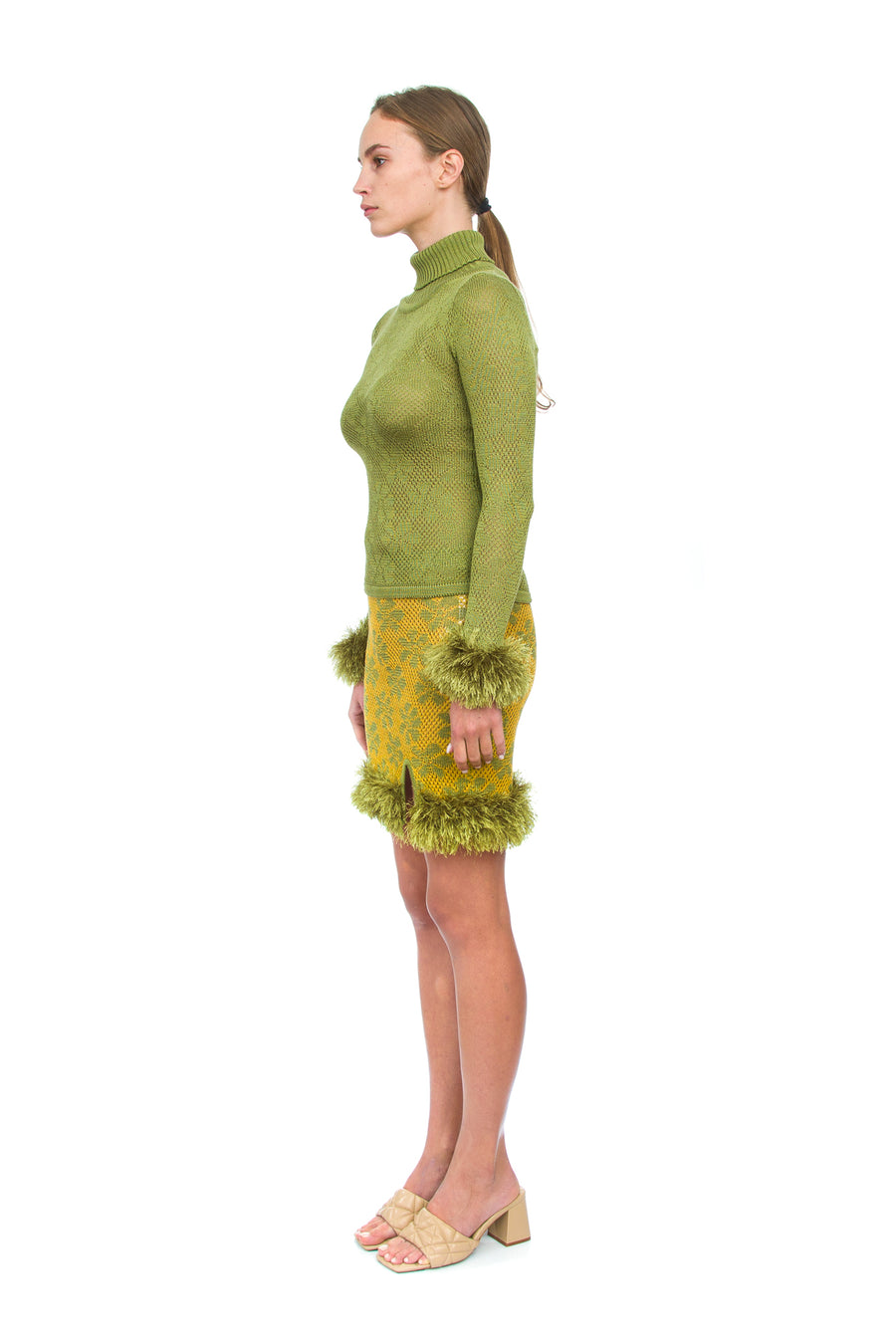 Col roulé en tricot vert avec détails en tricot fait main